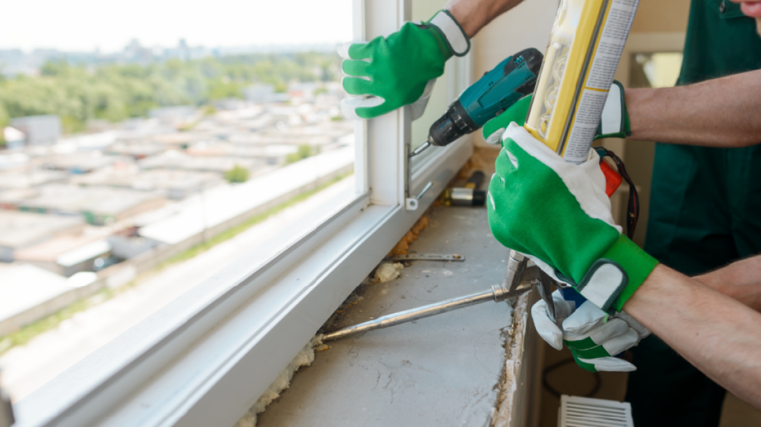Pianka montażowa na oknie? Jeden błąd i możesz je zniszczyć! Odkryj sekrety bezpiecznego usuwania