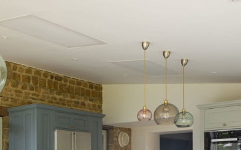 Dlaczego warto montować panele na podczerwień na suficie?