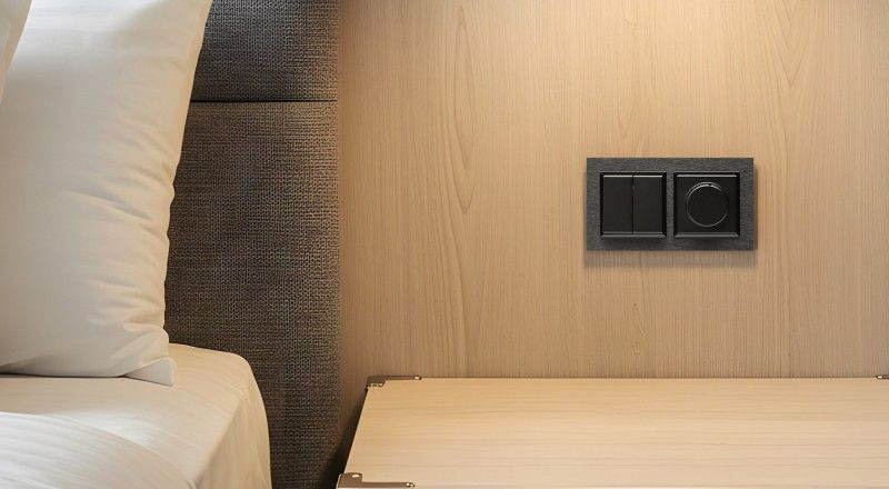 Propozycja osprzętu elektroinstalacyjnego w sypialni. fot. Ospel