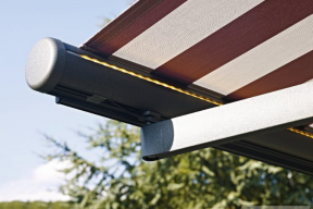 Markiza czy roleta zewnętrzna? Odkryj ukryte różnice, które zmienią komfort twojego domu!