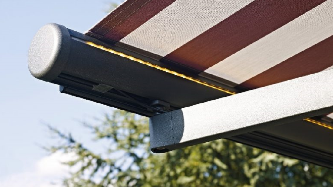 Markiza czy roleta zewnętrzna? Odkryj ukryte różnice, które zmienią komfort twojego domu!