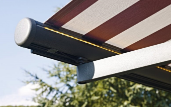 Markiza czy roleta zewnętrzna? Odkryj ukryte różnice, które zmienią komfort twojego domu!