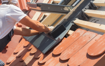 Otwórz poddasze na światło: Jak mądrze wybrać i zamontować okna dachowe Roto?