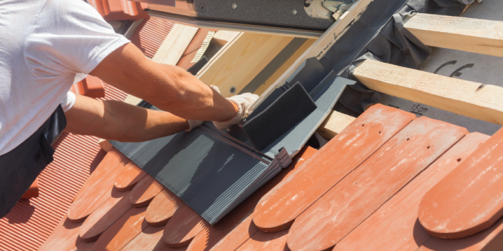 Otwórz poddasze na światło: Jak mądrze wybrać i zamontować okna dachowe Roto?