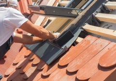 Otwórz poddasze na światło: Jak mądrze wybrać i zamontować okna dachowe Roto?