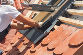 Otwórz poddasze na światło: Jak mądrze wybrać i zamontować okna dachowe Roto?