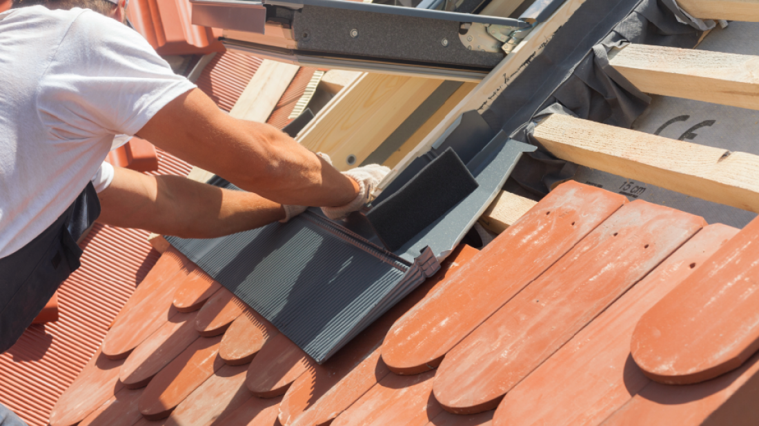 Otwórz poddasze na światło: Jak mądrze wybrać i zamontować okna dachowe Roto?