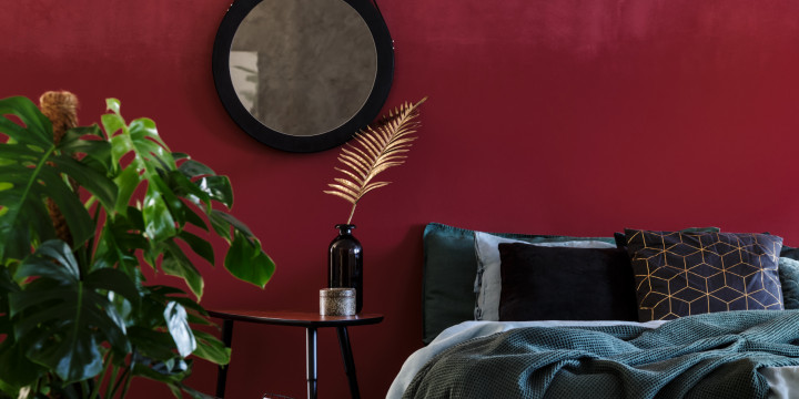 Sypialnia na poddaszu. Jaki kolor wybrać, by optycznie zyskała 10 metrów?