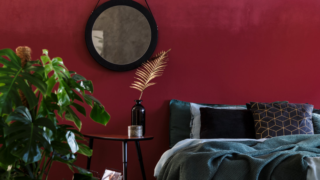 Sypialnia na poddaszu. Jaki kolor wybrać, by optycznie zyskała 10 metrów?