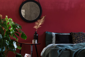 Sypialnia na poddaszu. Jaki kolor wybrać, by optycznie zyskała 10 metrów?