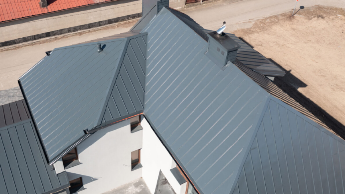 Sekretna tarcza Twojego dachu: Dlaczego mniej może znaczyć więcej w ochronie blachy?