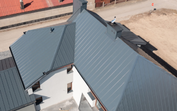 Sekretna tarcza Twojego dachu: Dlaczego mniej może znaczyć więcej w ochronie blachy?