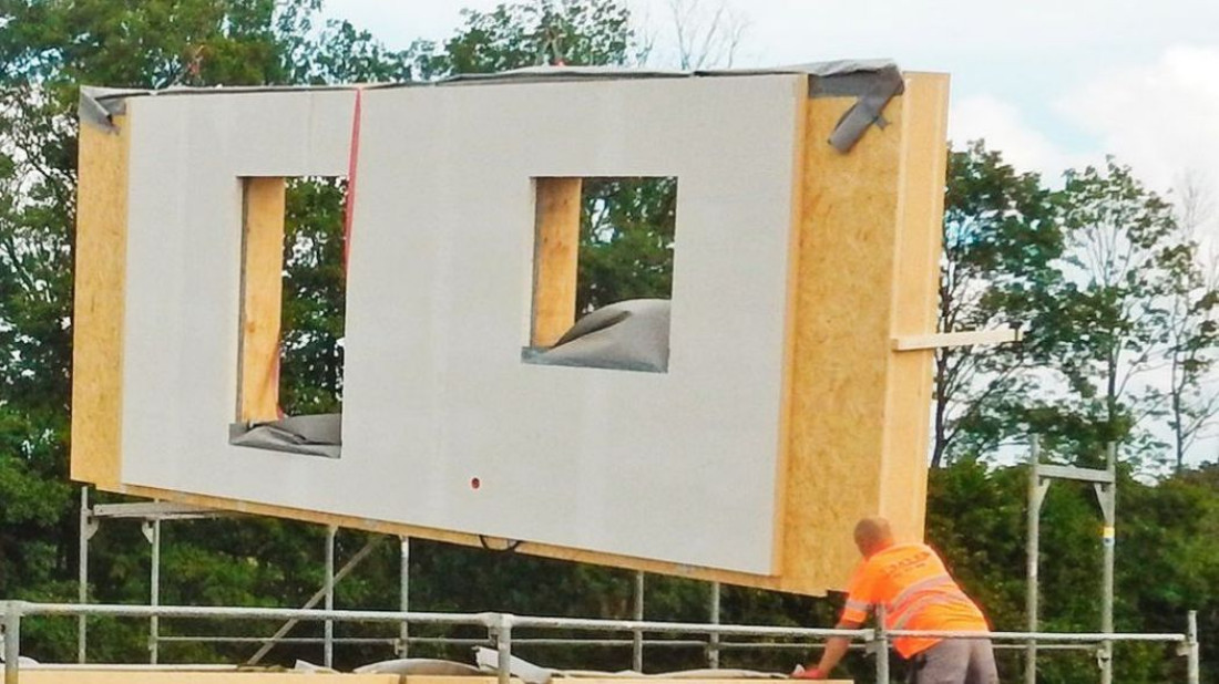 Czy konstrukcje ścienne w połączeniu z materiałami termoizolacyjnymi z włókien drzewnych to dobry wybór?