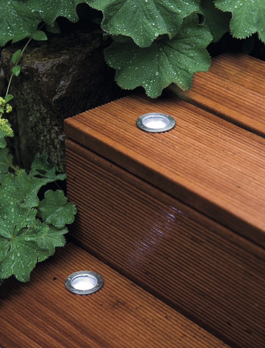 lampy na zewnątrz montowane na stopniach schodów