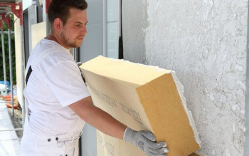 Modernizujesz fasadę: czy warto wybrać płyty z włókna drzewnego zamiast styropianu?