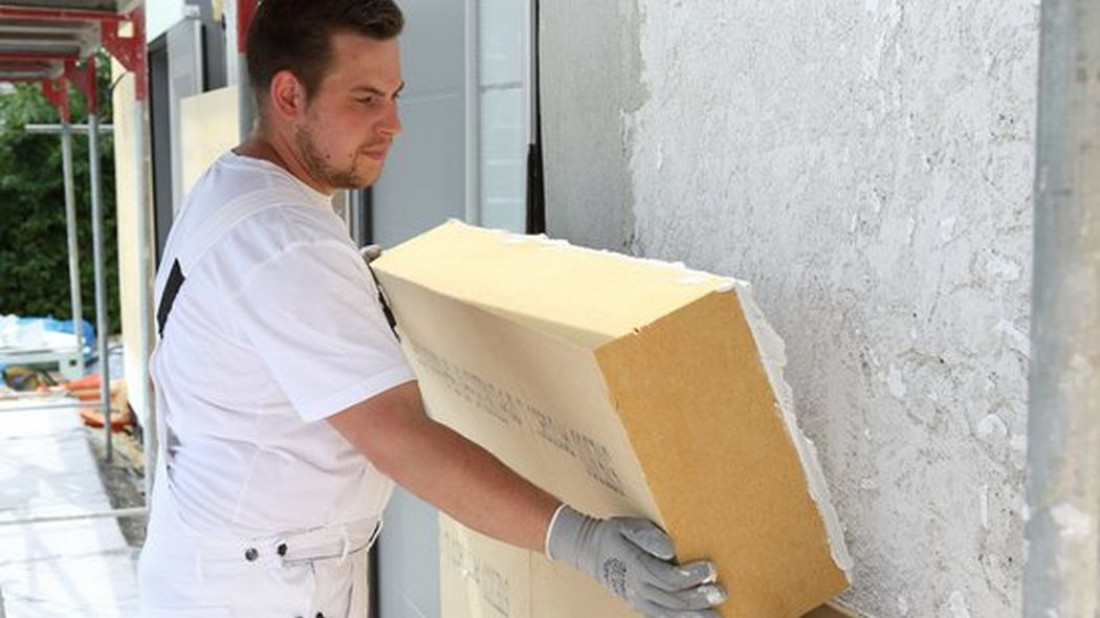 Modernizujesz fasadę: czy warto wybrać płyty z włókna drzewnego zamiast styropianu?