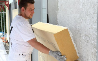 Modernizujesz fasadę: czy warto wybrać płyty z włókna drzewnego zamiast styropianu?