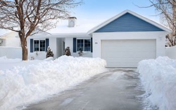 Zima kontra brama garażowa - sprawdzone metody na bezawaryjną pracę