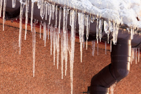 Ogrzewanie rynien zużywa mniej prądu niż czajnik elektryczny, a uchroni przed zimowymi problemami