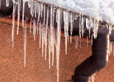 Ogrzewanie rynien zużywa mniej prądu niż czajnik elektryczny, a uchroni przed zimowymi problemami