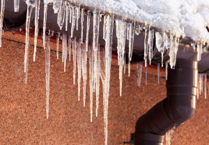 Ogrzewanie rynien zużywa mniej prądu niż czajnik elektryczny, a uchroni przed zimowymi problemami