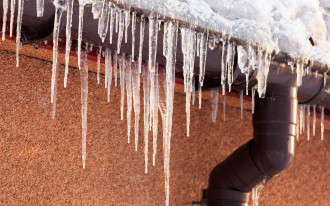 Ogrzewanie rynien zużywa mniej prądu niż czajnik elektryczny, a uchroni przed zimowymi problemami