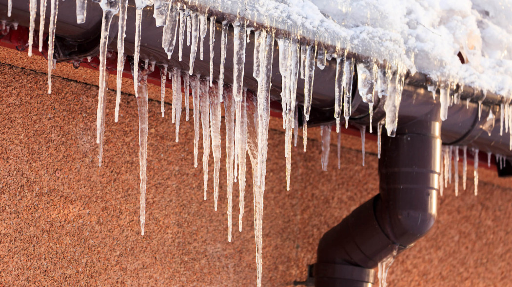 Ogrzewanie rynien zużywa mniej prądu niż czajnik elektryczny, a uchroni przed zimowymi problemami