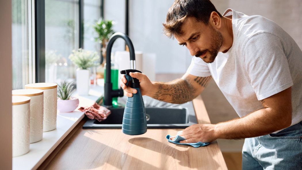 Czyszczenie blatu w kuchni: czym czyścić, nabłyszczać i jak usuwać plamy z blatów kuchennych