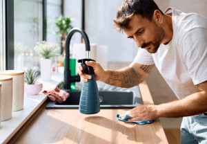 Czyszczenie blatu w kuchni: czym czyścić, nabłyszczać i jak usuwać plamy z blatów kuchennych