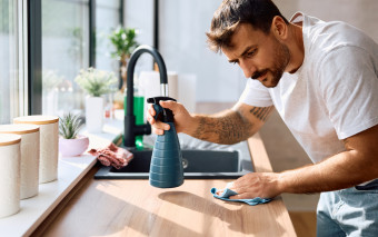 Czyszczenie blatu w kuchni: czym czyścić, nabłyszczać i jak usuwać plamy z blatów kuchennych