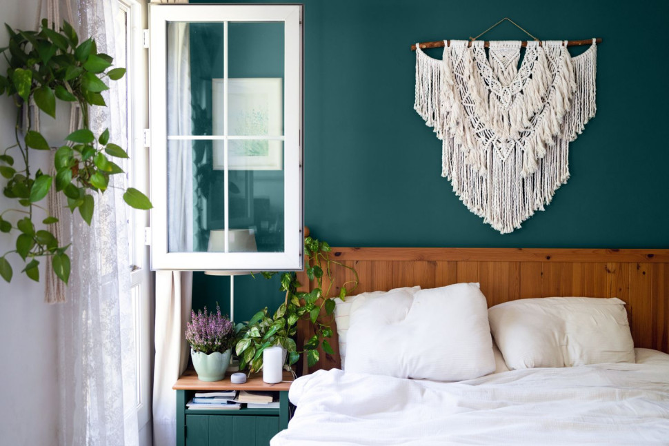 Farba Dekoral EFFECT 3in1 w kolorze Ciemny szmaragdowy w sypialni