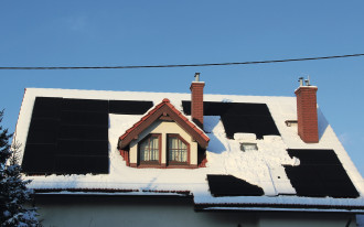 Czy odśnieżać panele fotowoltaiczne? Mało kto wie, że mróz pomaga, a śnieg zwykle sam znika