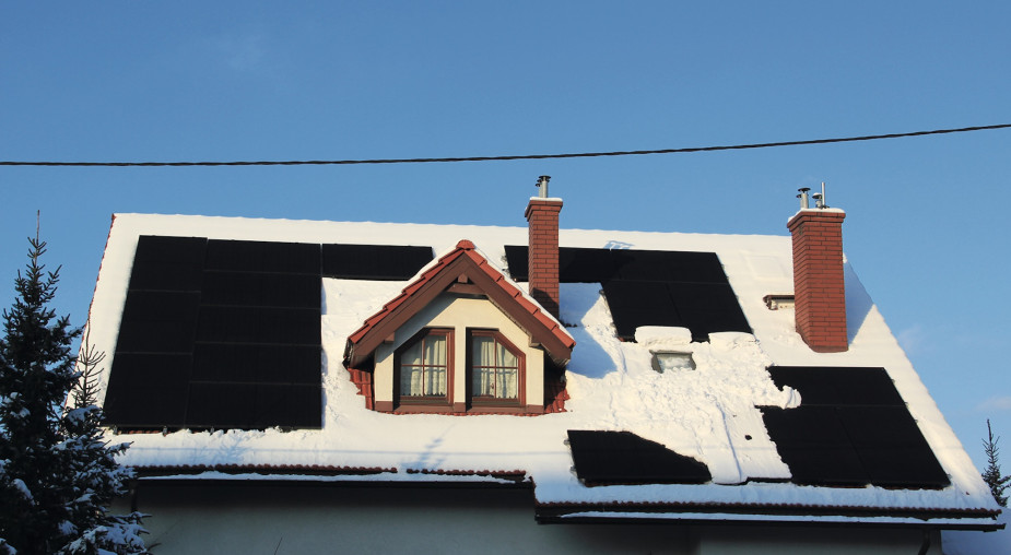 Czy odśnieżać panele fotowoltaiczne? Mało kto wie, że mróz pomaga, a śnieg zwykle sam znika