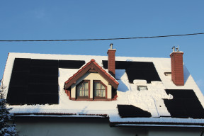 Czy odśnieżać panele fotowoltaiczne? Mało kto wie, że mróz pomaga, a śnieg zwykle sam znika