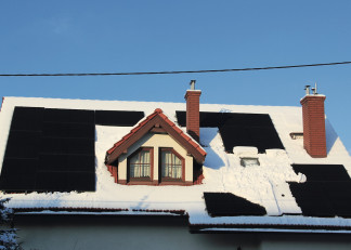 Czy odśnieżać panele fotowoltaiczne? Mało kto wie, że mróz pomaga, a śnieg zwykle sam znika