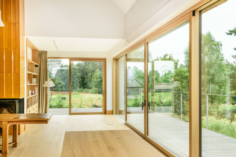 INNOVIEW łączy naturalne piękno drewna z nowoczesną elegancją aluminium, nadając domowi prestiżowy charakter.