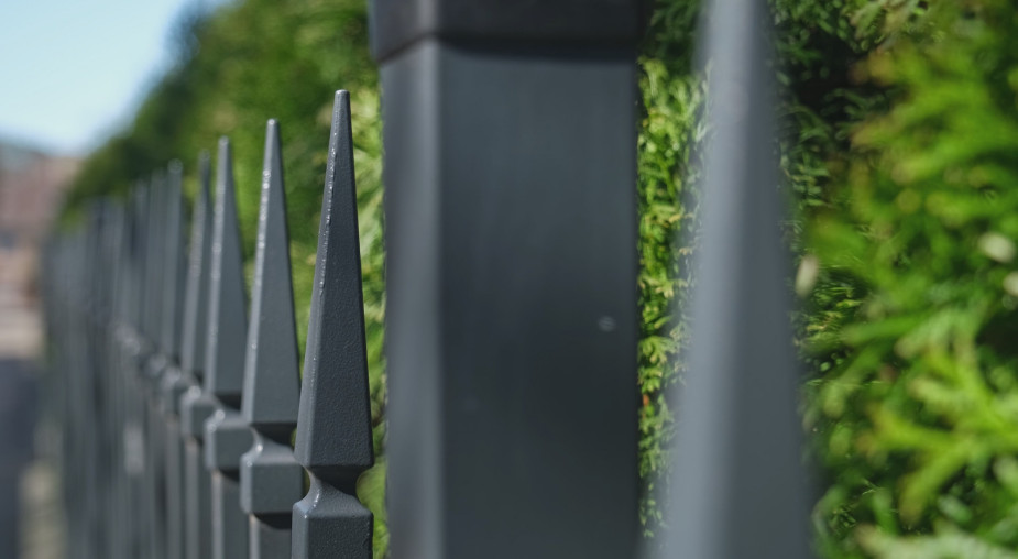 Nowe formalności przy budowie ogrodzeń w 2026 r. Takie płoty są zakazane