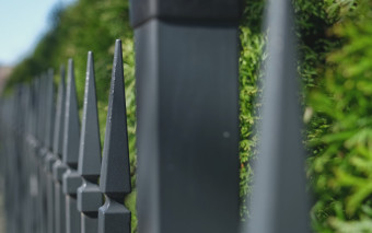 Takie ogrodzenia będą zakazane. Nowe prawo budowlane 2026 