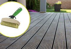 Czym czyścić deski ryflowane? Specjalną szczotka, która nie niszczy drewna!