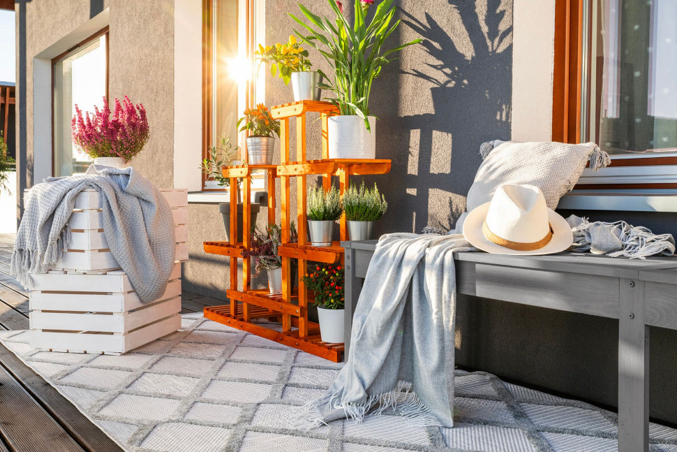 Kwietnik zabezpieczony Impregnatem Ochronnym Eco&Protection marki Drewnochron w kolorze TIK, skrzynki w kolorze BIAŁY, ława w kolorze POPIEL