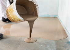 Solidne podstawy to pierwszy krok do idealnej podłogi. Odkryj masy samopoziomujące Baumit Nivello