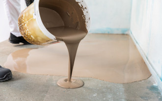 Solidne podstawy to pierwszy krok do idealnej podłogi. Odkryj masy samopoziomujące Baumit Nivello