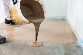 Solidne podstawy to pierwszy krok do idealnej podłogi. Odkryj masy samopoziomujące Baumit Nivello