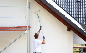 Jak naprawić usterki elewacji po zimie?