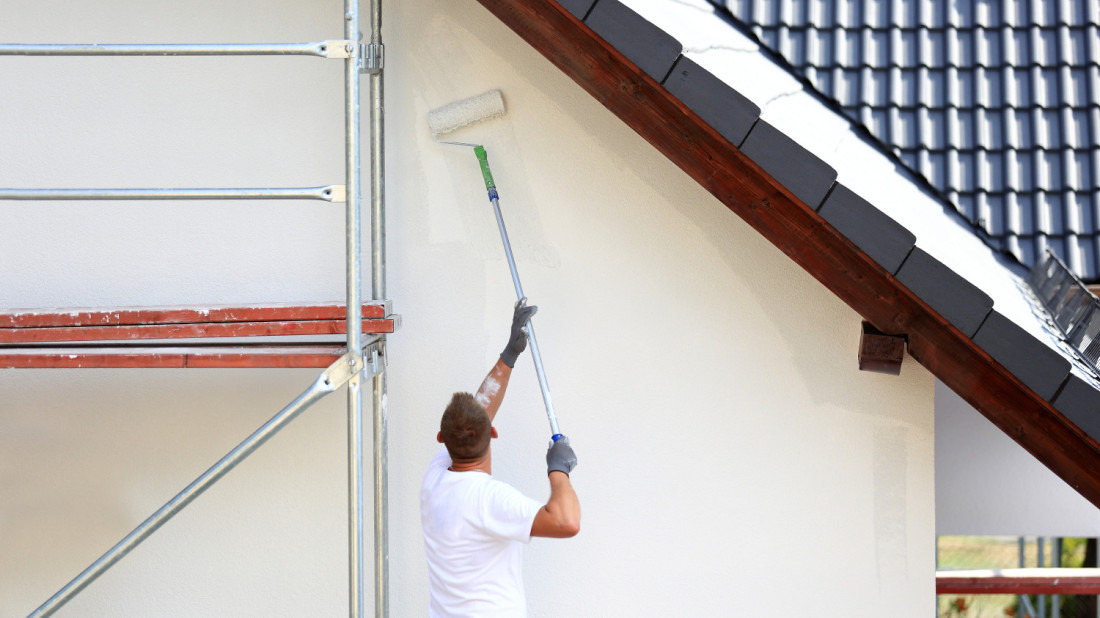 Jak naprawić usterki elewacji po zimie?