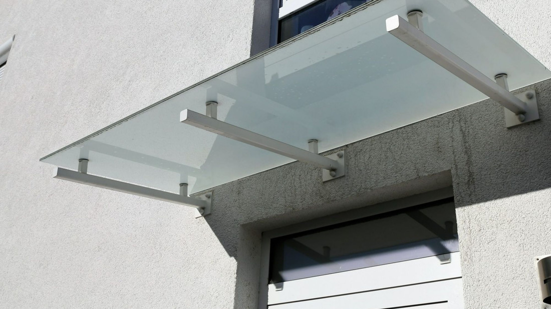 Daszek nad drzwiami - mały detal, duża ochrona wejścia