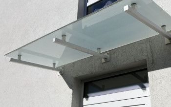 Daszek nad drzwiami - mały detal, duża ochrona wejścia