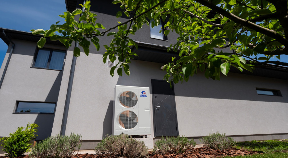 Termomodernizacja to nie tylko ciepłe ściany. Zadbaj o chłód i estetykę z systemem Gree Super Free Match