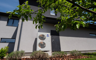 Termomodernizacja to nie tylko ciepłe ściany. Zadbaj o chłód i estetykę z systemem Gree Super Free Match