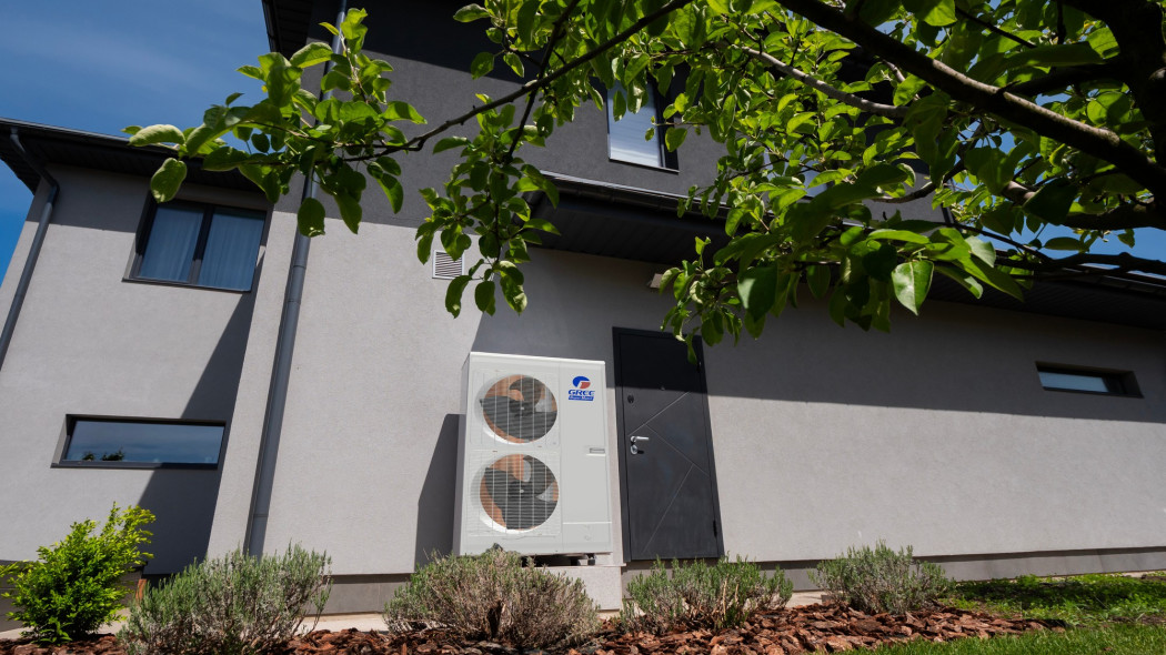 Termomodernizacja to nie tylko ciepłe ściany. Zadbaj o chłód i estetykę z systemem Gree Super Free Match